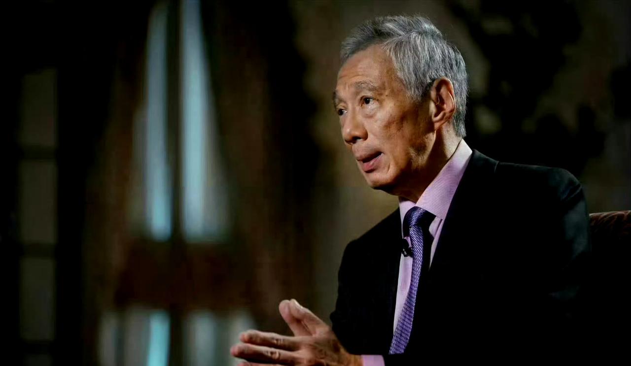 李显龙说，中新是两个不同的国家，新加坡选择与中国合作并非源于血缘，而是共同利益。