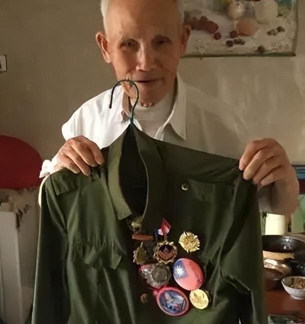 1945年曾岳峰跟着74军在湘西追日本兵。他和副射手陈百川绕路躲子弹时，突然看见