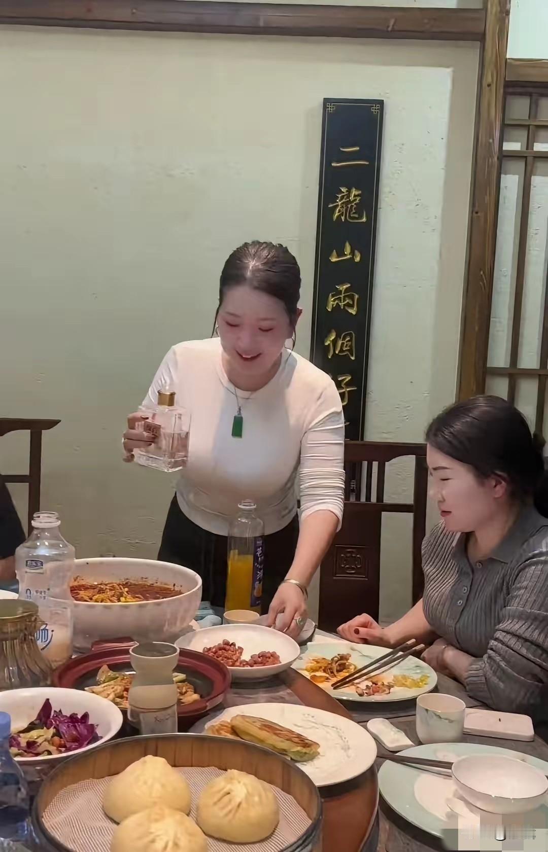 同学聚会，一位男同学夸：“你咋长得这么好看，跟仙女下凡似的！”白T恤女生一听：“