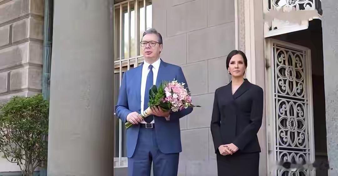 武契奇手捧鲜花，身旁是美丽的妻子，他肯定送了不少花给妻子。毕竟每个女人都爱花，与