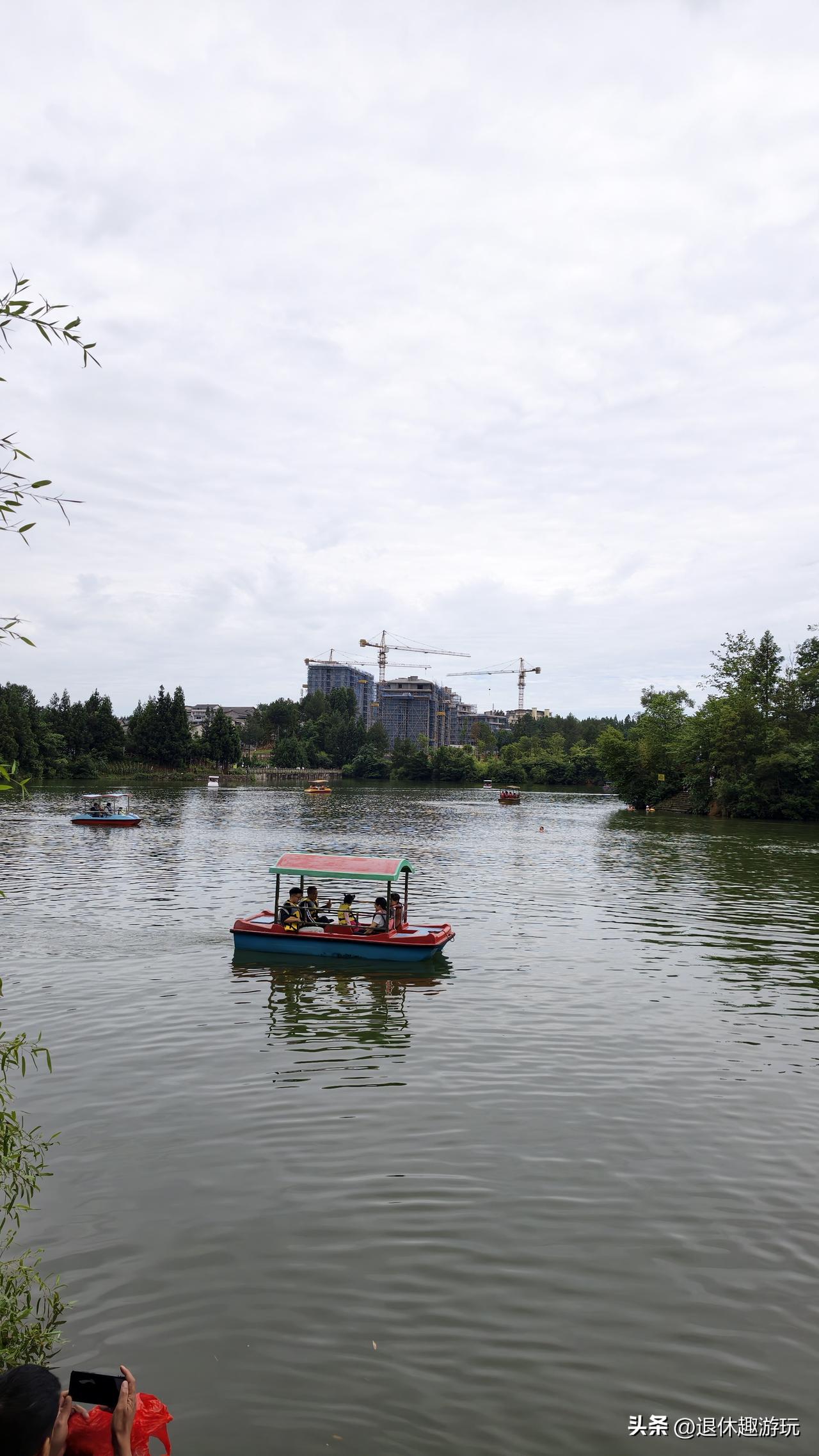 黄水月亮湖，早晚游泳的避暑客比较多！重庆黄水旅游 黄水镇印象