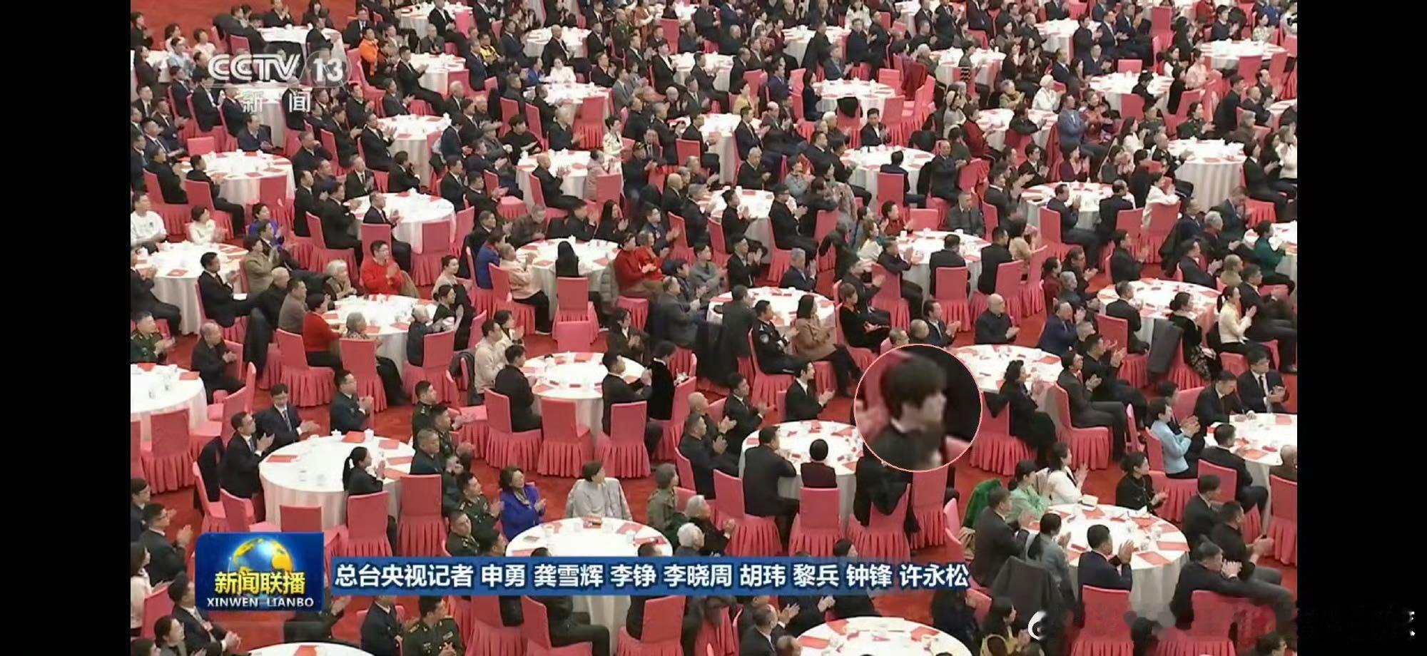 易烊千玺在新闻联播上从舞台到银幕，再到出现在这样庄重的场合，他始终秉持初心，用实