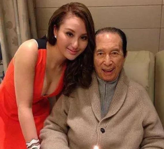 当年，杨受成去拜见白龙王：“我想成立个娱乐公司，你有啥建议？”白龙王气定神闲一句