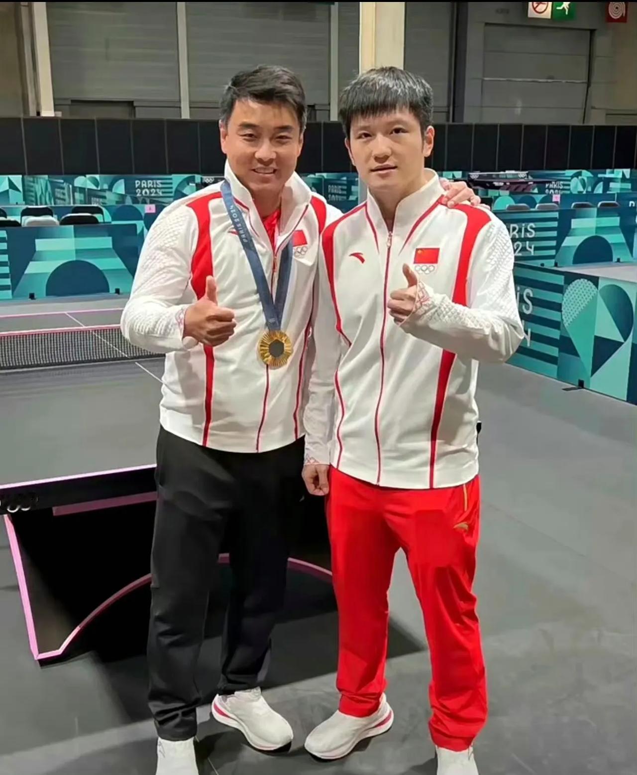 #樊振东给王皓戴上金牌#

正所谓“青出于蓝，而胜于蓝”，没有品尝过奥运会冠军的