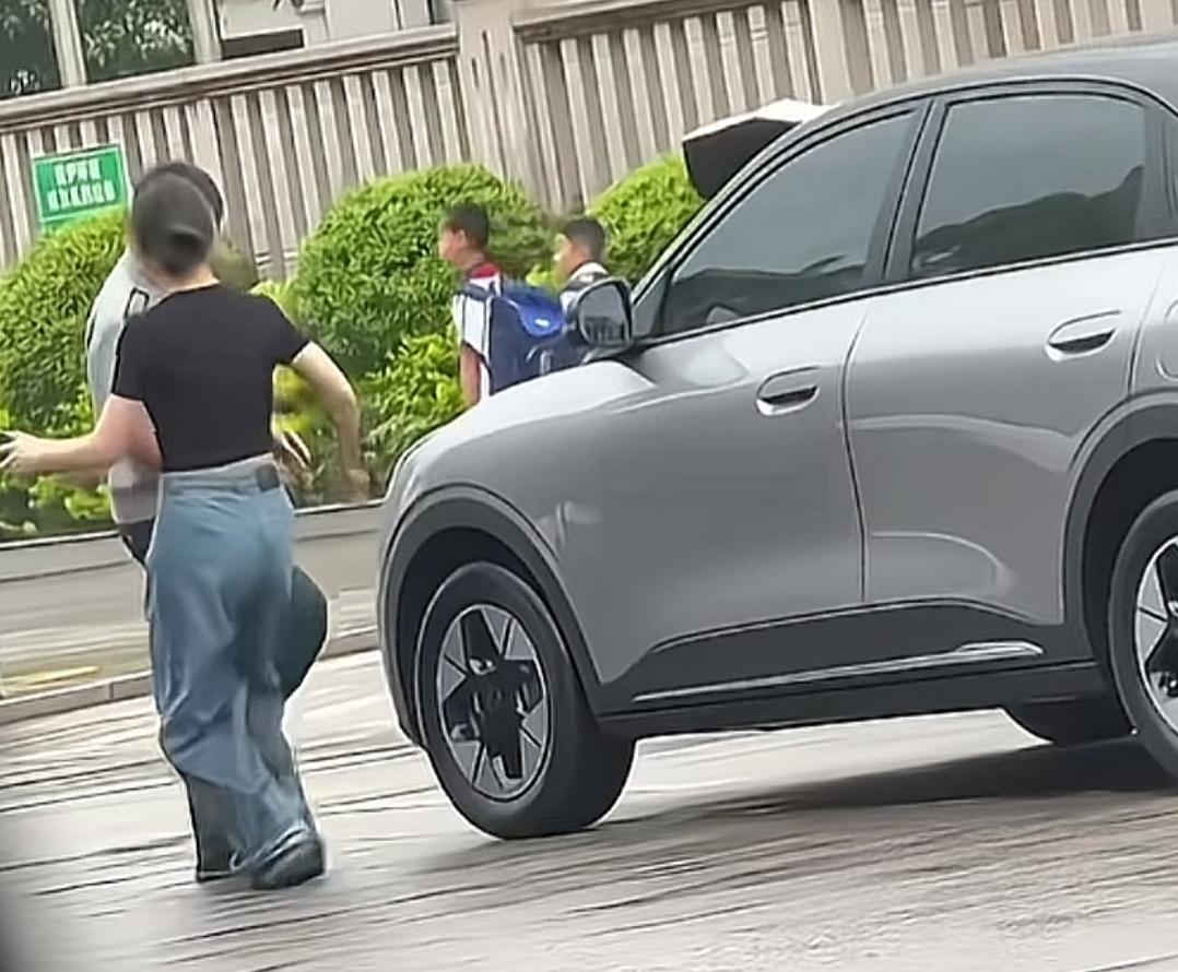 不知道有多少人看到了这个美女和大爷互殴的这一段。虽然不知道事情全貌，但是过程看得