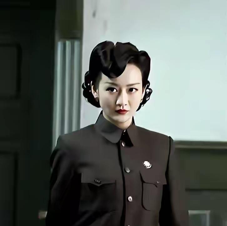 3月21日王鸥直播时亲口说自己单身，一句话了结了和何九华五年的绯闻。从2021年