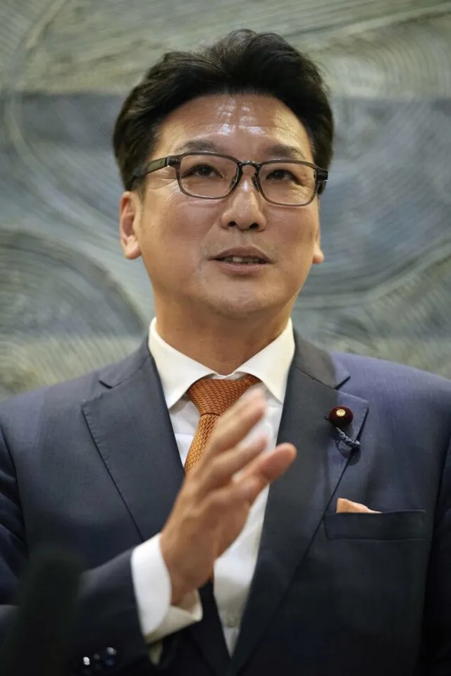 【尝到甜头，日方喊出“还要访华”，华春莹二字回应，防了日本一手】日本经贸团体终于