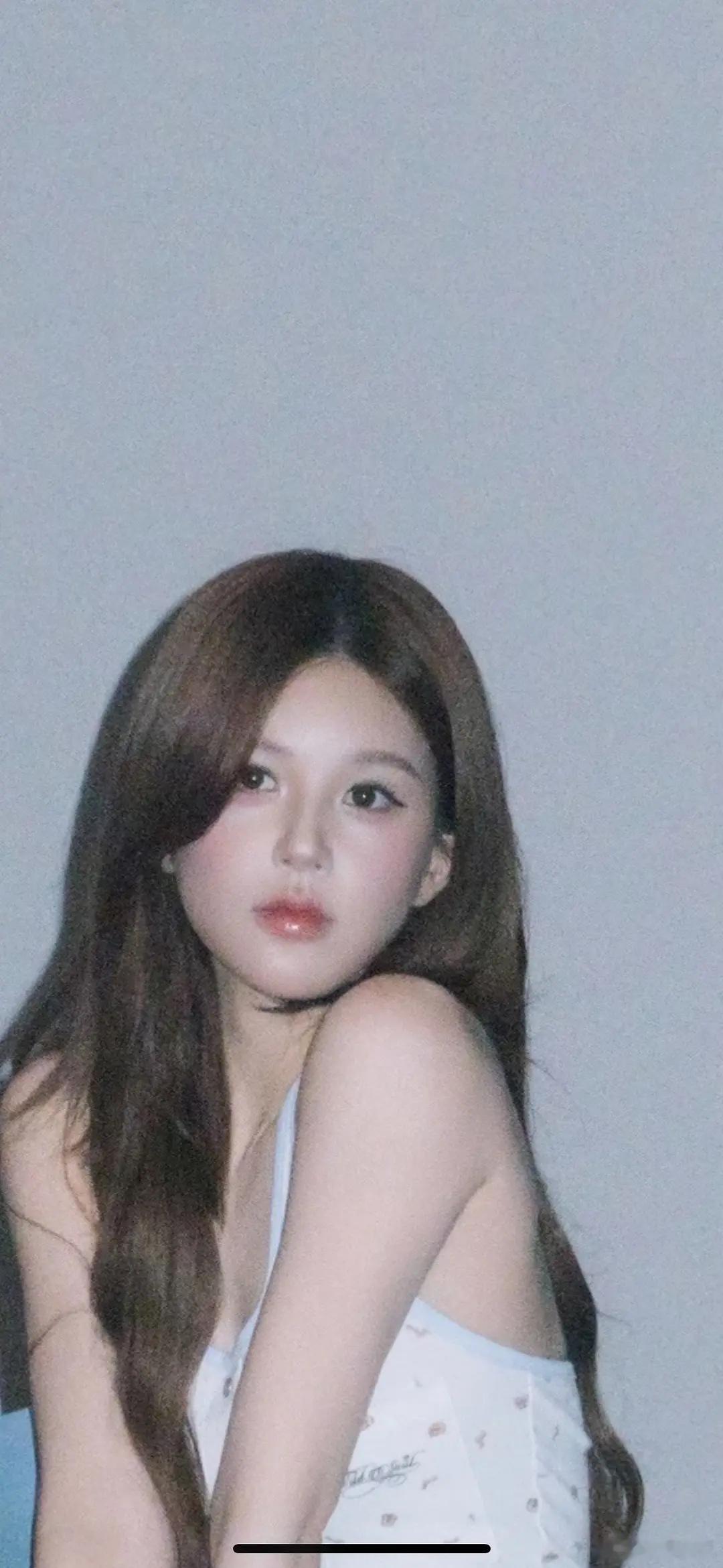 放一张网红仿妆照片这是在干什么？ 