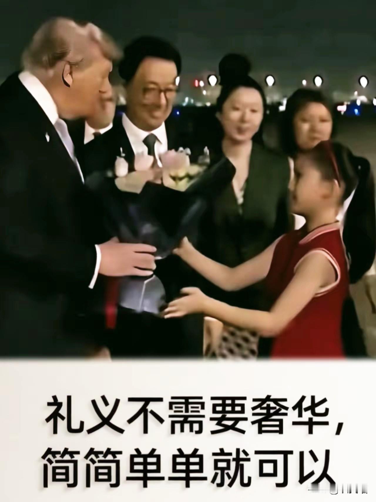 一袭红裙意外走红，
不少人只觉得是运气爆棚，
还拿她和林妙可对比，其实根本没看透