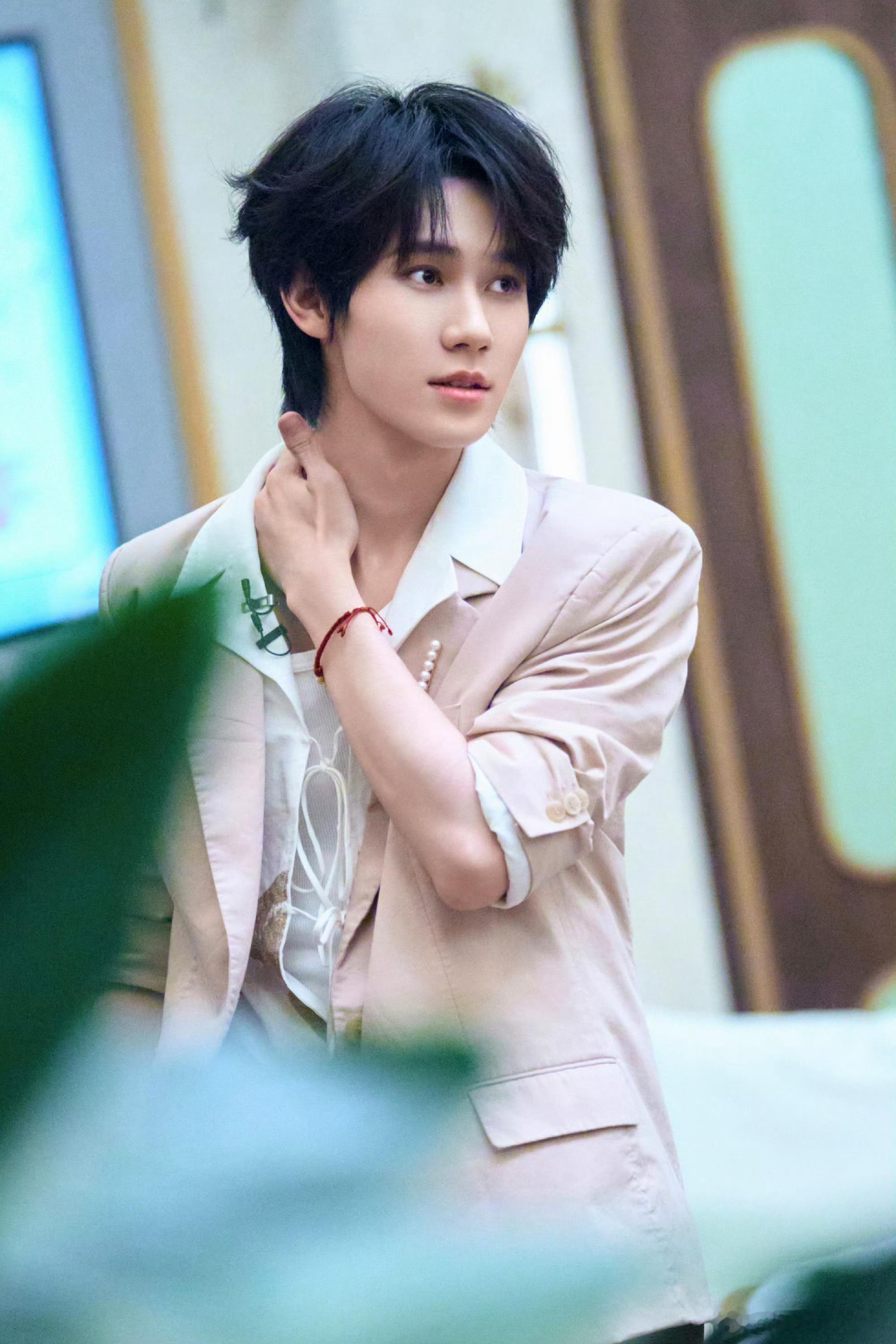 张真源[超话] 💚张真源美宝莲纽约品牌代言人兼全球合作伙伴 💚张真源 Som