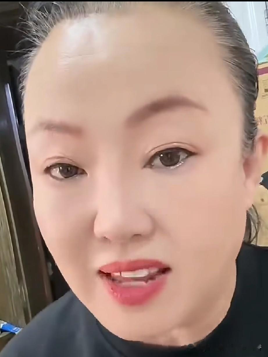赵立荣的直播间有人在公屏上飘字说:“有人说你在外面乱七八糟的，有这事吗？”赵丽荣