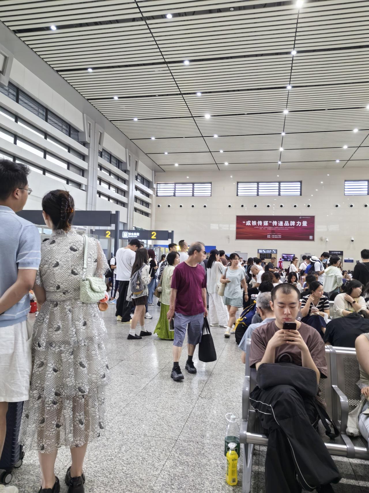 客流量大又非常袖珍的广汉北高铁站何时能扩容
  今天非节假日，是周一，广汉北高铁