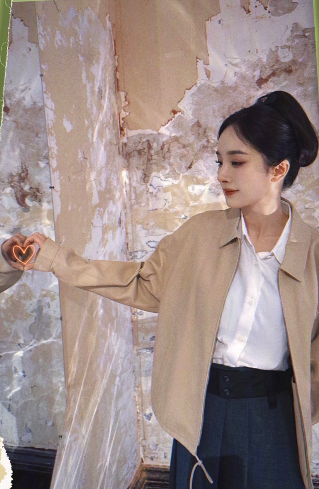 杨幂  2025年最后一天，幂幂姐给我们比心比耶🫶PS：拍照十八招基础招必须是