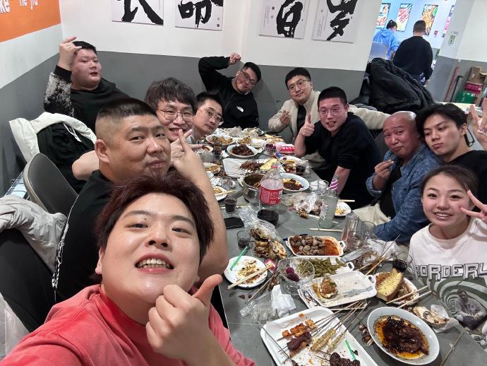 德云七队的这位男观众，笑声太有魔性了，把演员都给逗笑场了。党霄咏、吴霄庆在《学秦