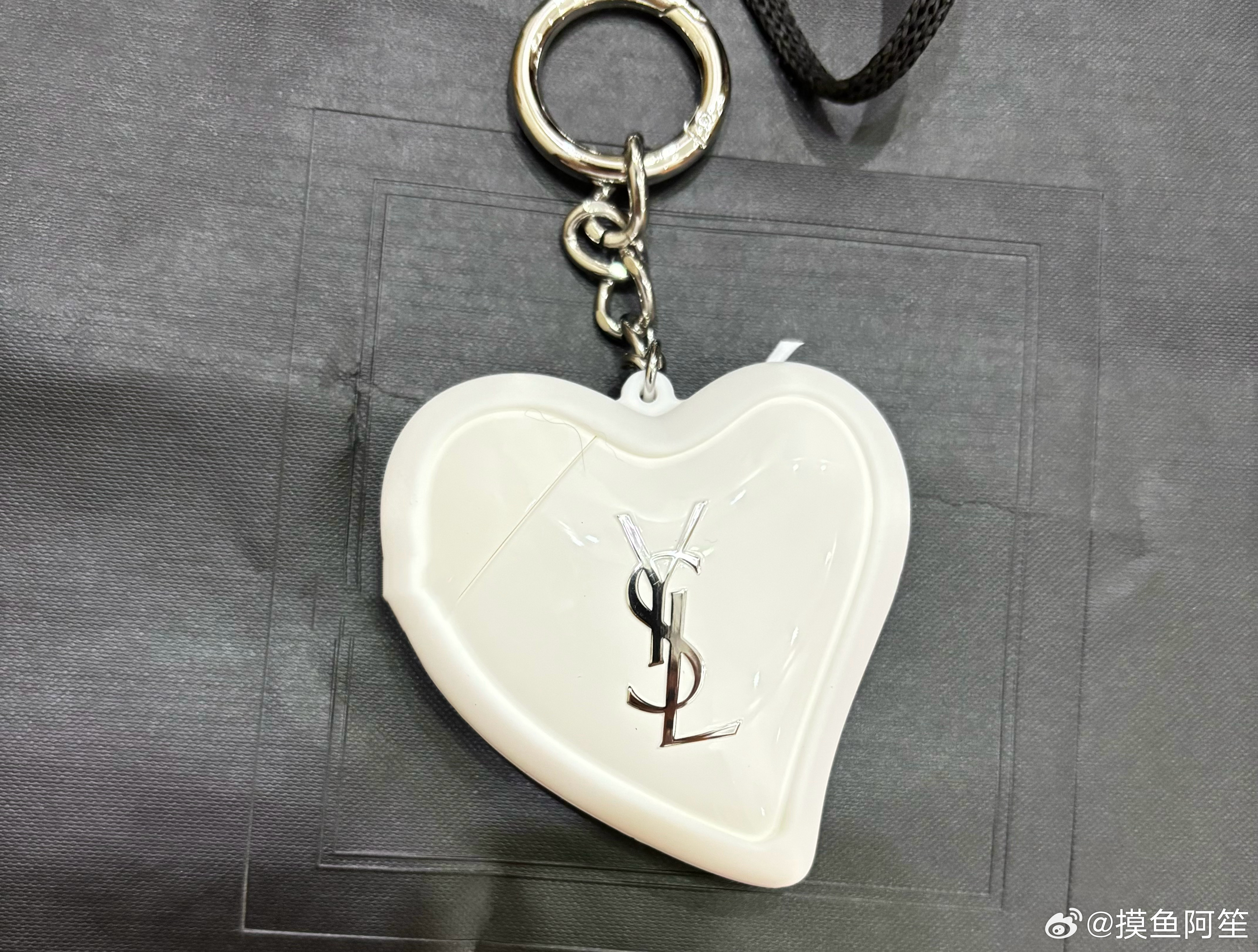 这个护手霜好适合送人啊………而且感觉挂在包上还很时尚 