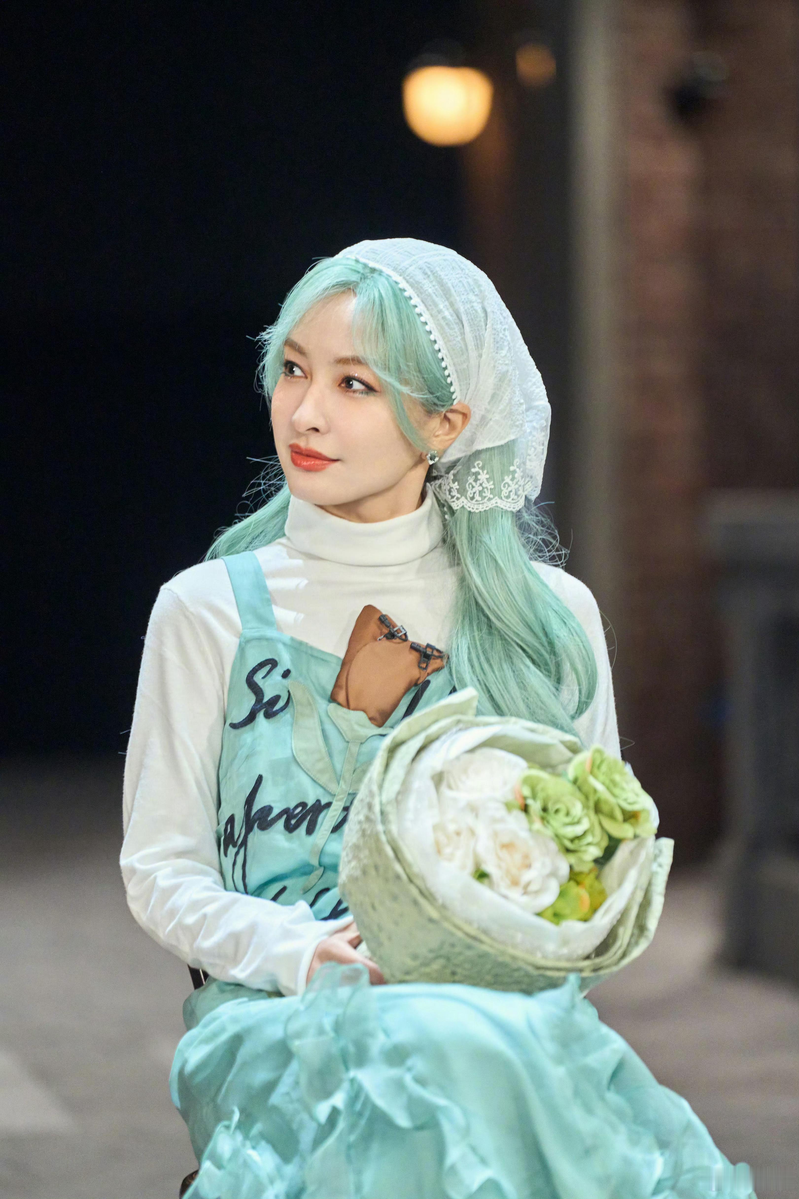 #把假发焊在吴昕身上# 请把假发焊在吴昕身上，这个薄荷少女造型真的好好看！ ​​