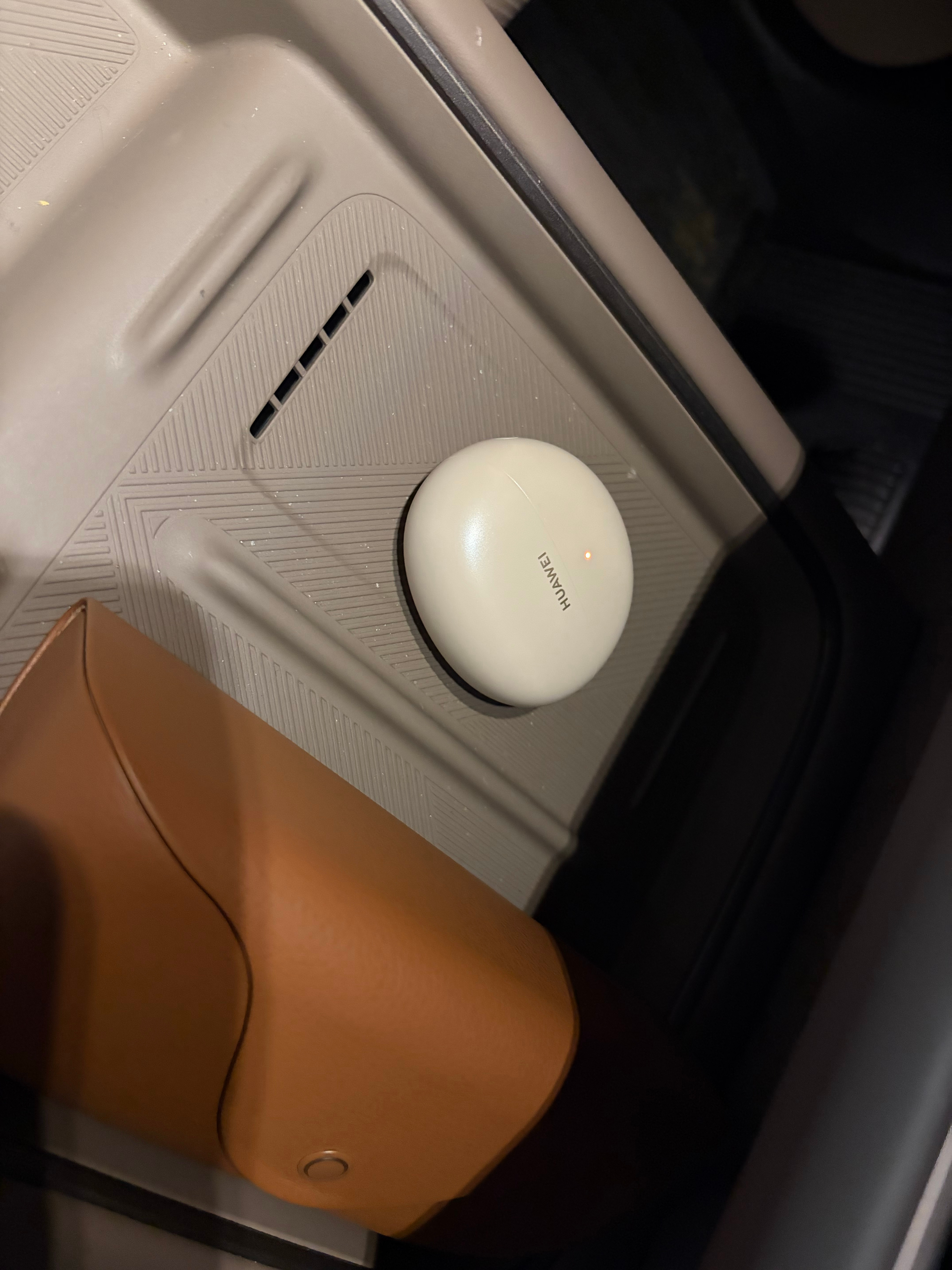 华为的 Freeclips 用了都快一年了，第一次发现原来这个充电盒是支持无线充