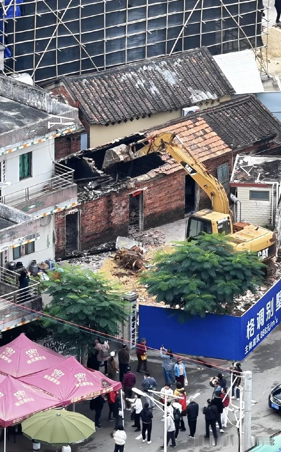 世界冠军全红婵的家居然是瓦房。。。
 
全红婵老家迈合村的老瓦房被拆除的画面，真