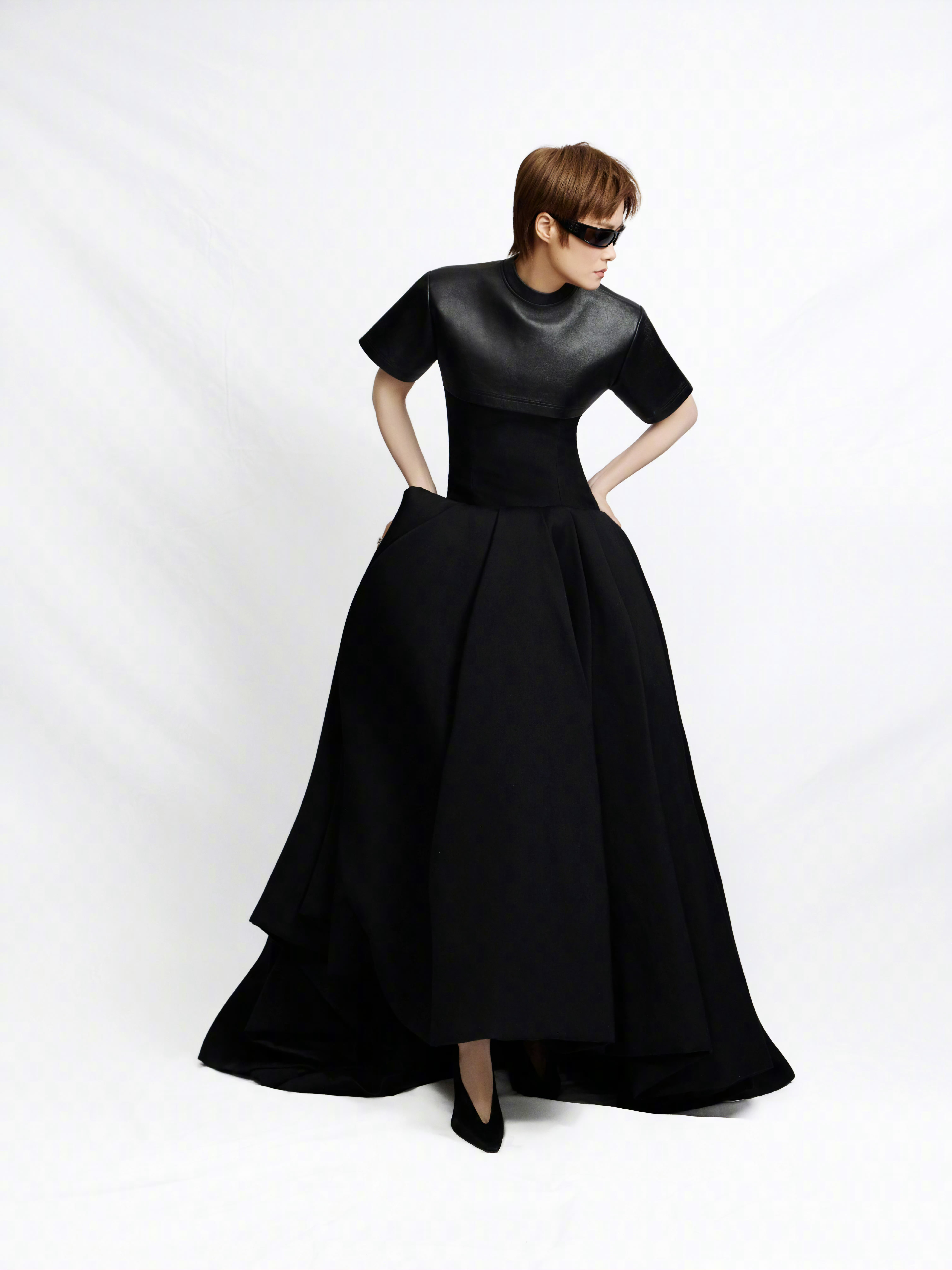 目前出的所有造型里面只有李宇春的这套巴黎世家，从拍摄到展示，都是时髦高级。大道至