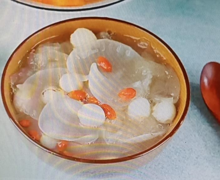 银耳莲子汤堪称“神仙水”，功效超神奇！
它能滋阴润肺，缓解干燥。银耳富含胶质，在