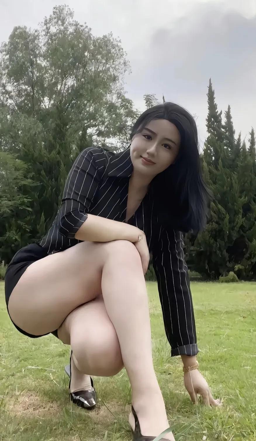 她像早春第一朵撞破雪壳的杏，乍见便觉得风都轻了三分。
2. 
眉眼一弯，月色就起