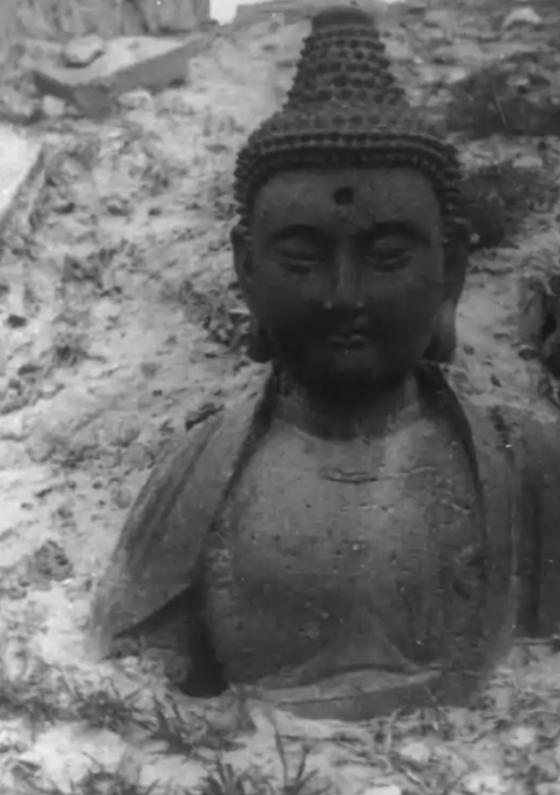 1938年，五台山的僧人打破佛门规矩，砸毁寺中供奉多年的青铜大佛，几千斤佛像被大