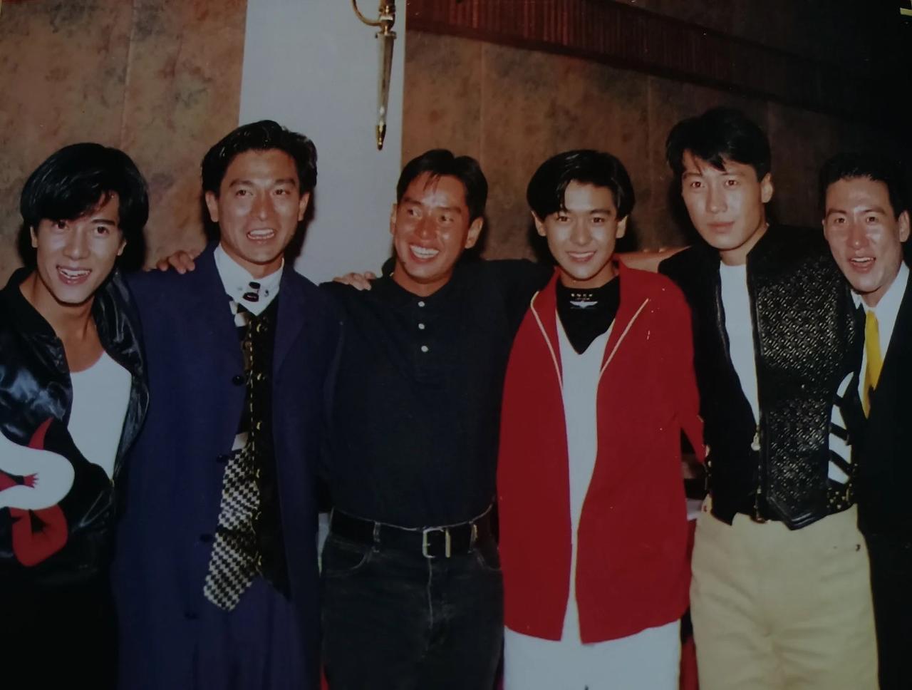 1993年，香港明星画册上的一张合影，齐聚当红人气歌星。

左起郭富城、刘德华、