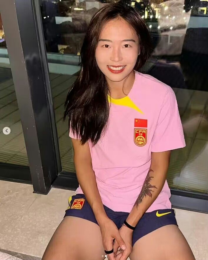 答案在路上！#乌日古木拉女足国家队报到#  乌日古木拉晒出自己身披中国女足训练服