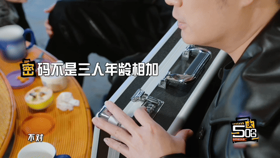 超赫鹿这个家没鹿晗得散哈哈哈哈哈 别人是团队协作，他们是鹿晗干活+超赫唠嗑的奇妙