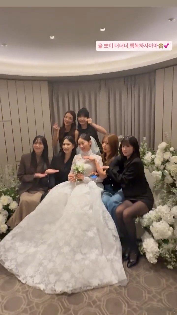 ApinkAPINK全员到场尹普美婚礼Apink全员参加尹普美婚礼 Apink全