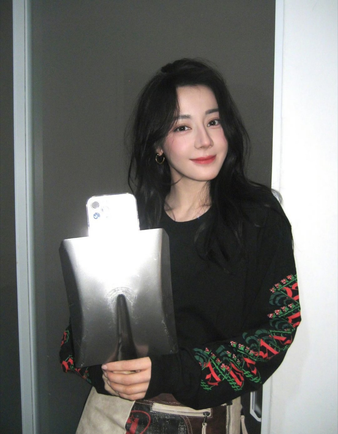 谁给迪丽热巴买的手机壳，哈哈哈巴巴的手机壳主打一个多重使用