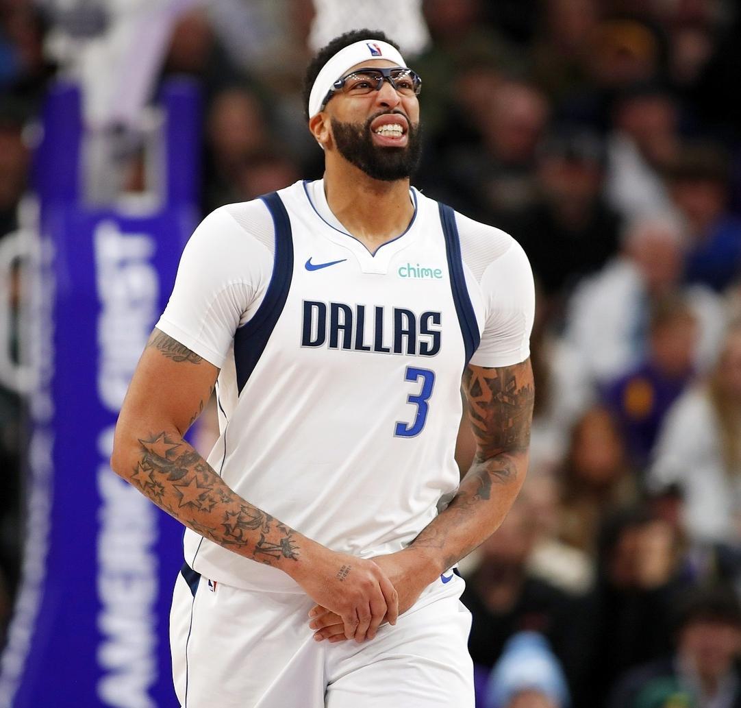 浓眉这么脆，独行侠还敢和他续约吗？

在和爵士的比赛里面，浓眉和马尔卡宁轻轻一碰