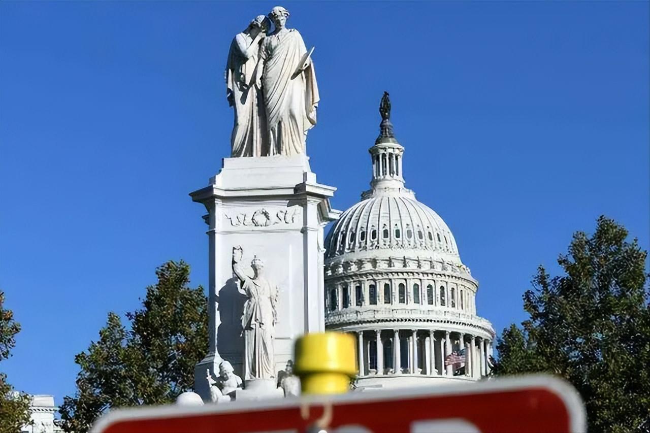 美国当下的公共舆论环境，已经完全脱离正常国家的治理逻辑。

政坛核心博弈不再围绕