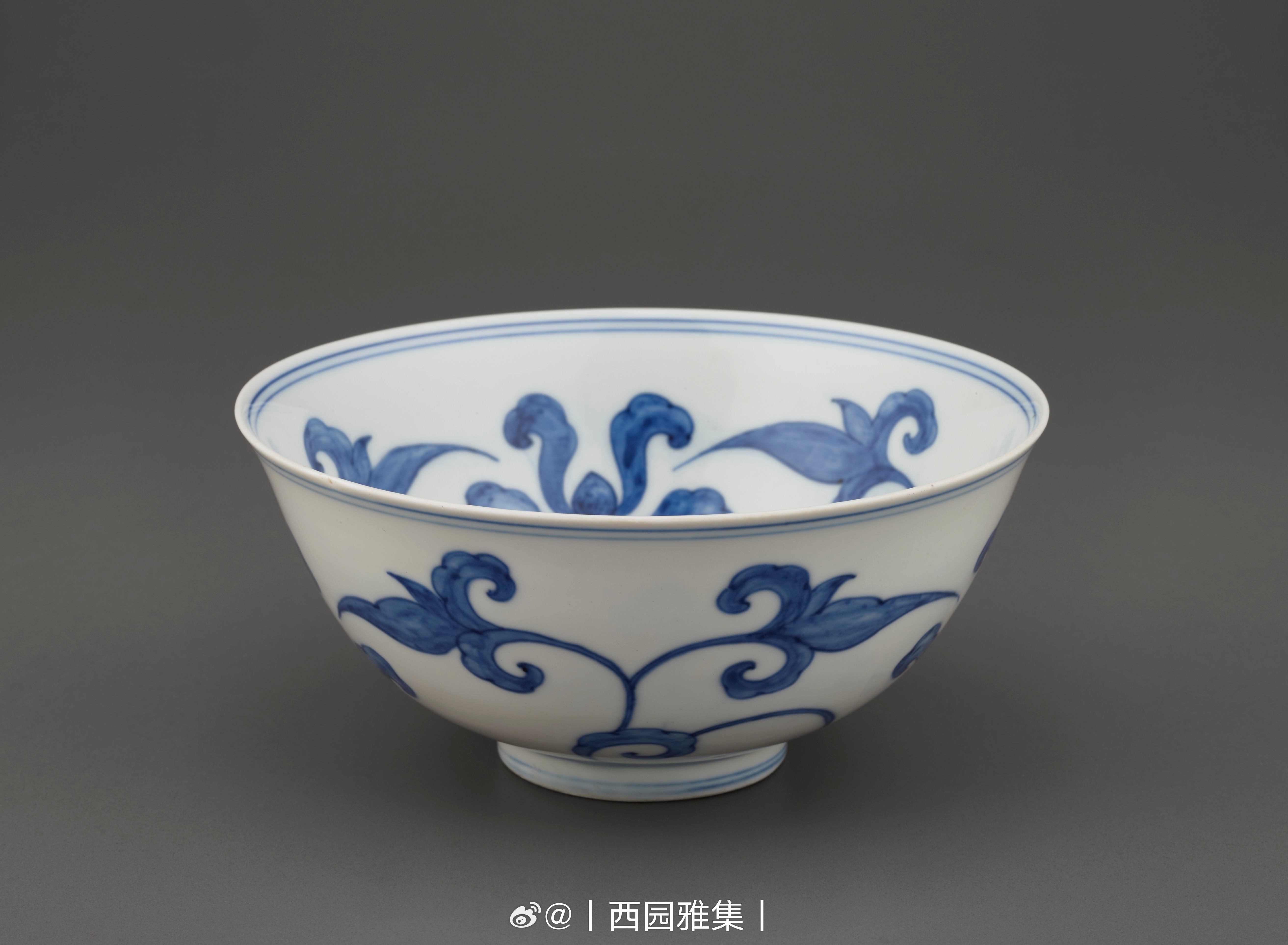明成化 青花花卉纹宫碗尺寸：H x W: 7 x 15.1 cm来源：美国弗利尔