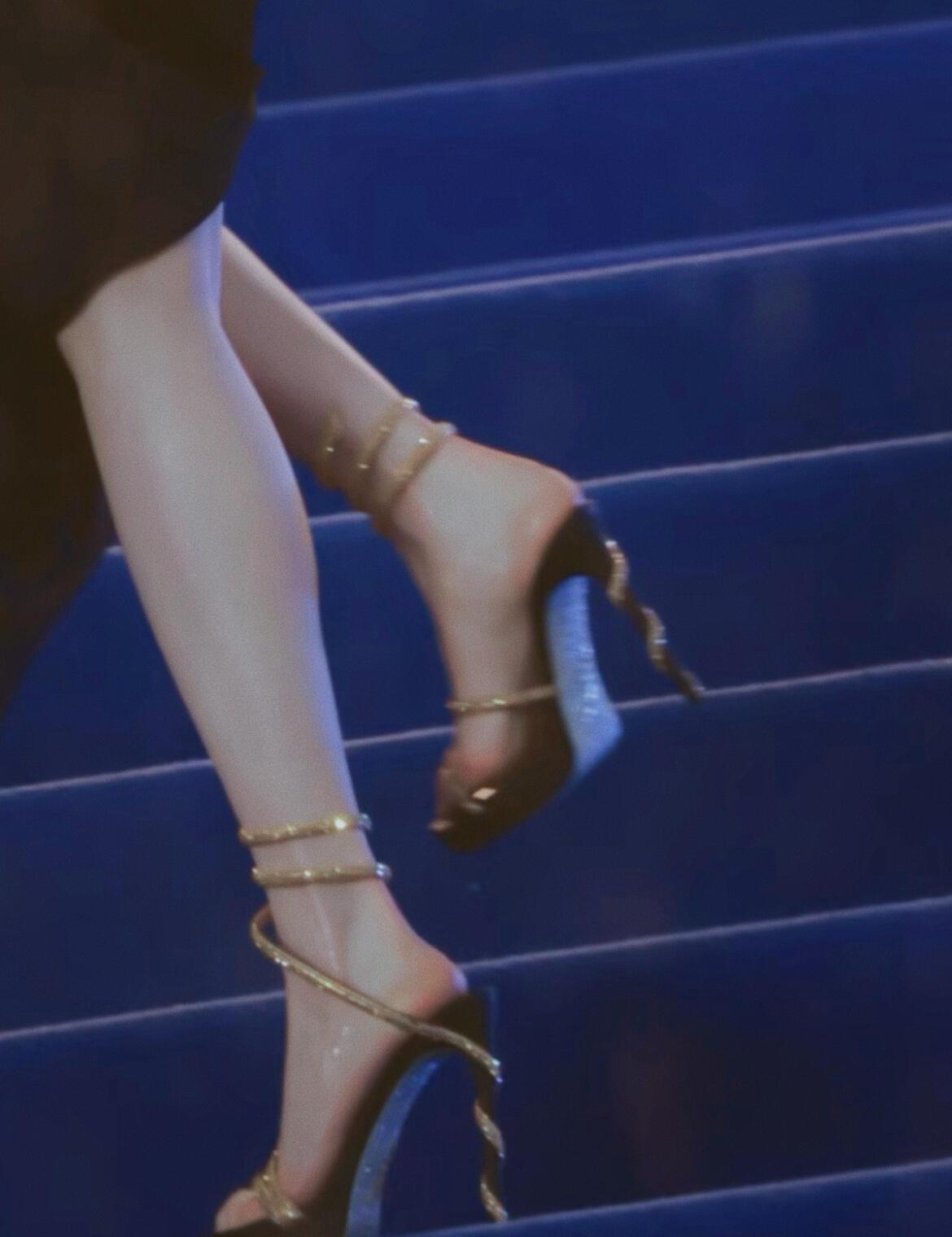 第一次get到这种缠绕系鞋子的美….（雨水像高光点缀✨ ​​​