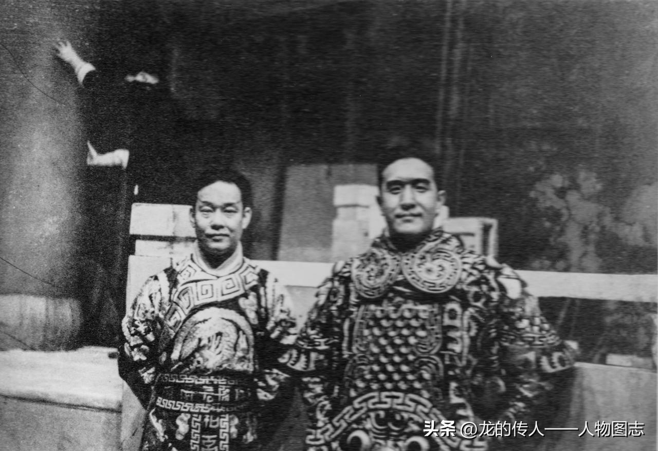 周信芳、高百岁师徒演出《明末遗恨》合影