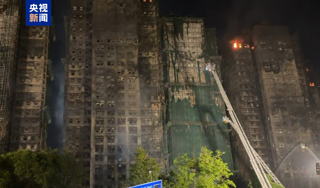 香港起火大楼内发现生还者看到还有老人获救的消息，为救援人员的不懈努力感动。感谢所