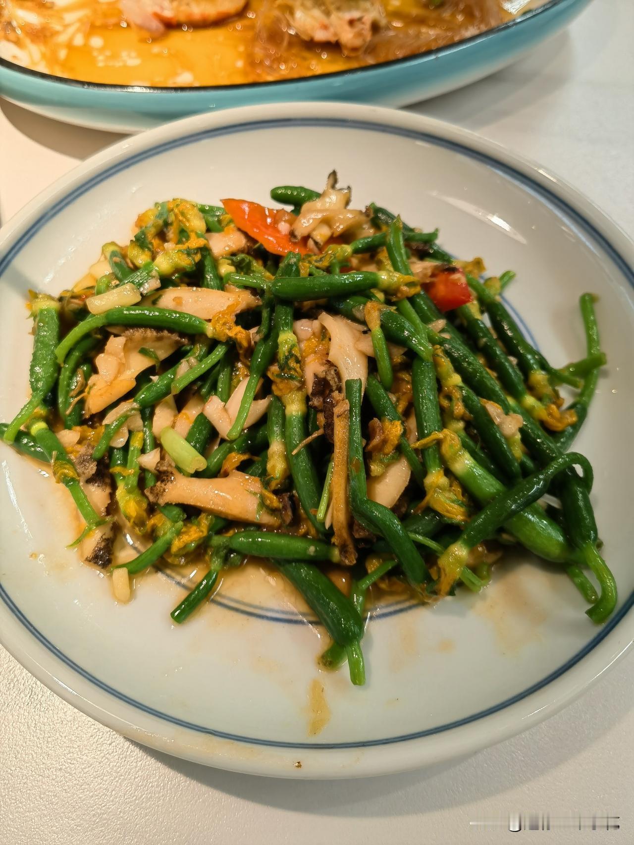 出去吃饭，点了一盘青菜，还以为是南瓜嫩尖，发现口感又有点不太像，有没有人知道这是