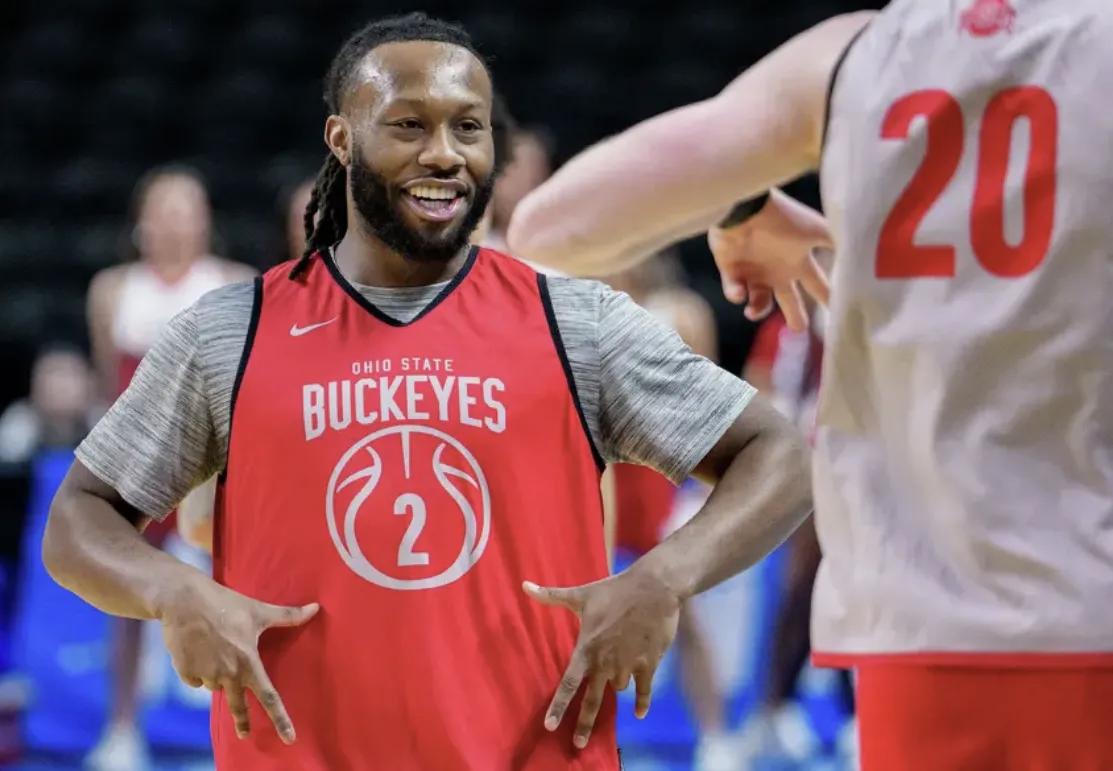 NBA夏季联赛，火箭对阵掘金的比赛中，出现了非常奇葩的一幕。第二节还剩下4分钟的