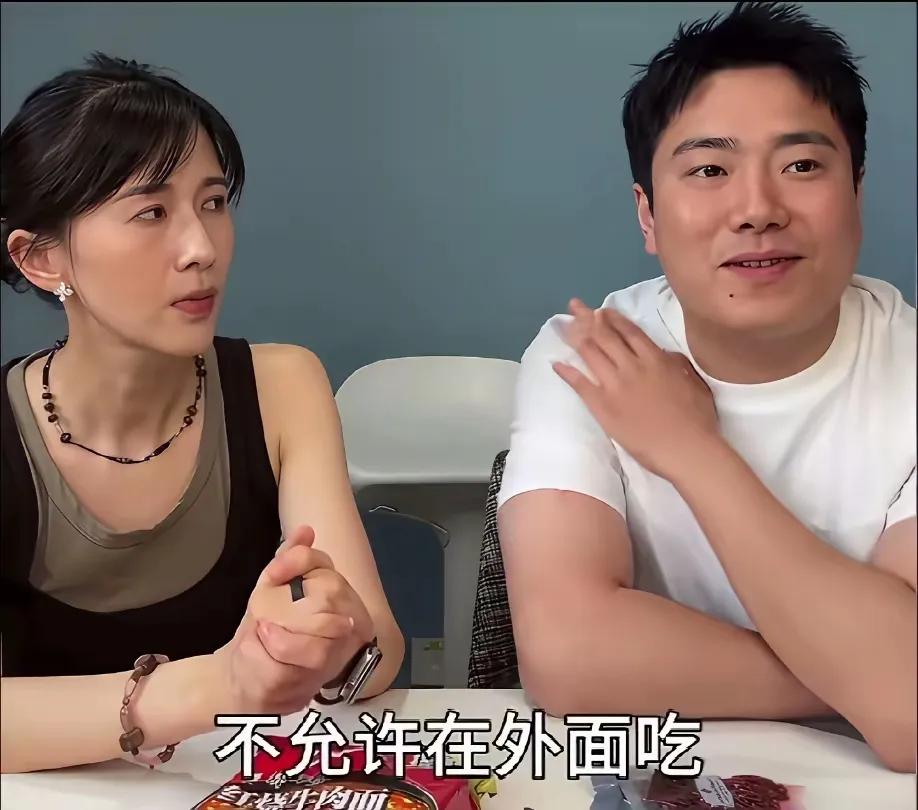 梁靖崑最近接受采访，顺嘴提到一个挺容易被忽视的细节——国家队队员基本不在外面随便