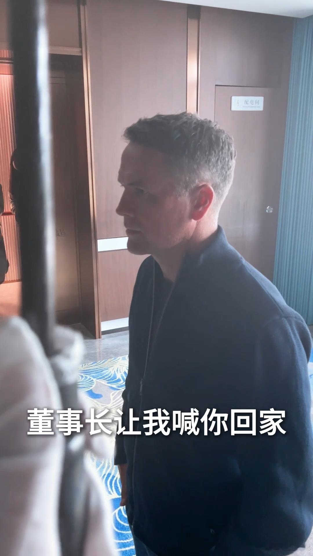 贵州把球星欧文当短剧男主整 早前还隔着屏幕刷村超的烟火名场面，如今金球先生欧文就