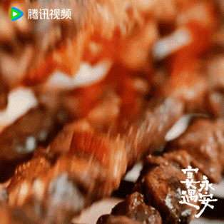 看王影璐新剧太饿了这是什么深夜放毒现场！王影璐新剧里的红烧肉会发光，螃蟹腿会跳舞