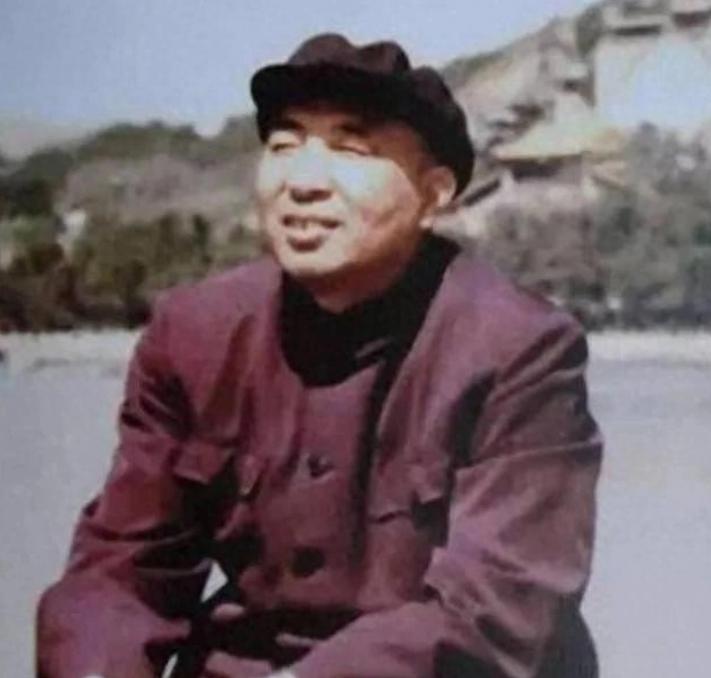 1936年他冒险放走61名共产党人，14年后开国元勋联名寻人，代号“OX”终于被