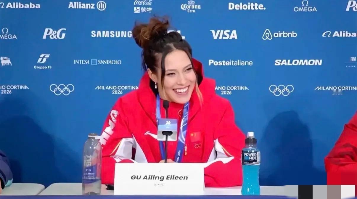 福克斯新闻今天报道：美国出生的滑雪运动员谷爱凌表示，她因代表中国参赛而在美国受到