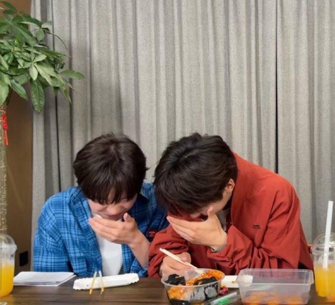 牛在在梓渝直播梓渝和湖南小伙伴唠了半小时，直接被“湘音”洗脑，开口就是塑料塑普，