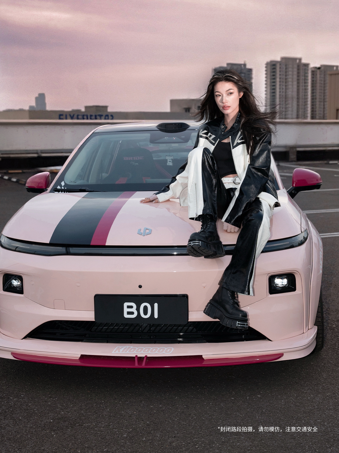 今天抛开日常身份，是暂时接管这片风景的赛车手零跑B01 ​​​