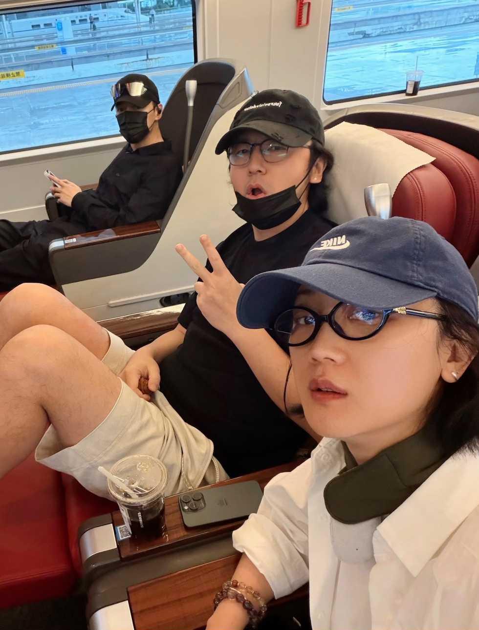 哇哦，画面中的雷佳音戴着黑帽黑口罩，留着狼尾发型，打了耳钉，一副眼镜更衬得眉宇间