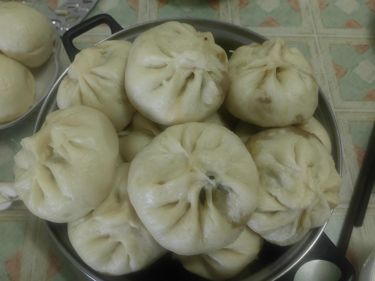 这两天和韭菜杠上劲了。
昨天包的韭菜馅的饺子，今天蒸韭菜馅的包子。
从老家带来韭