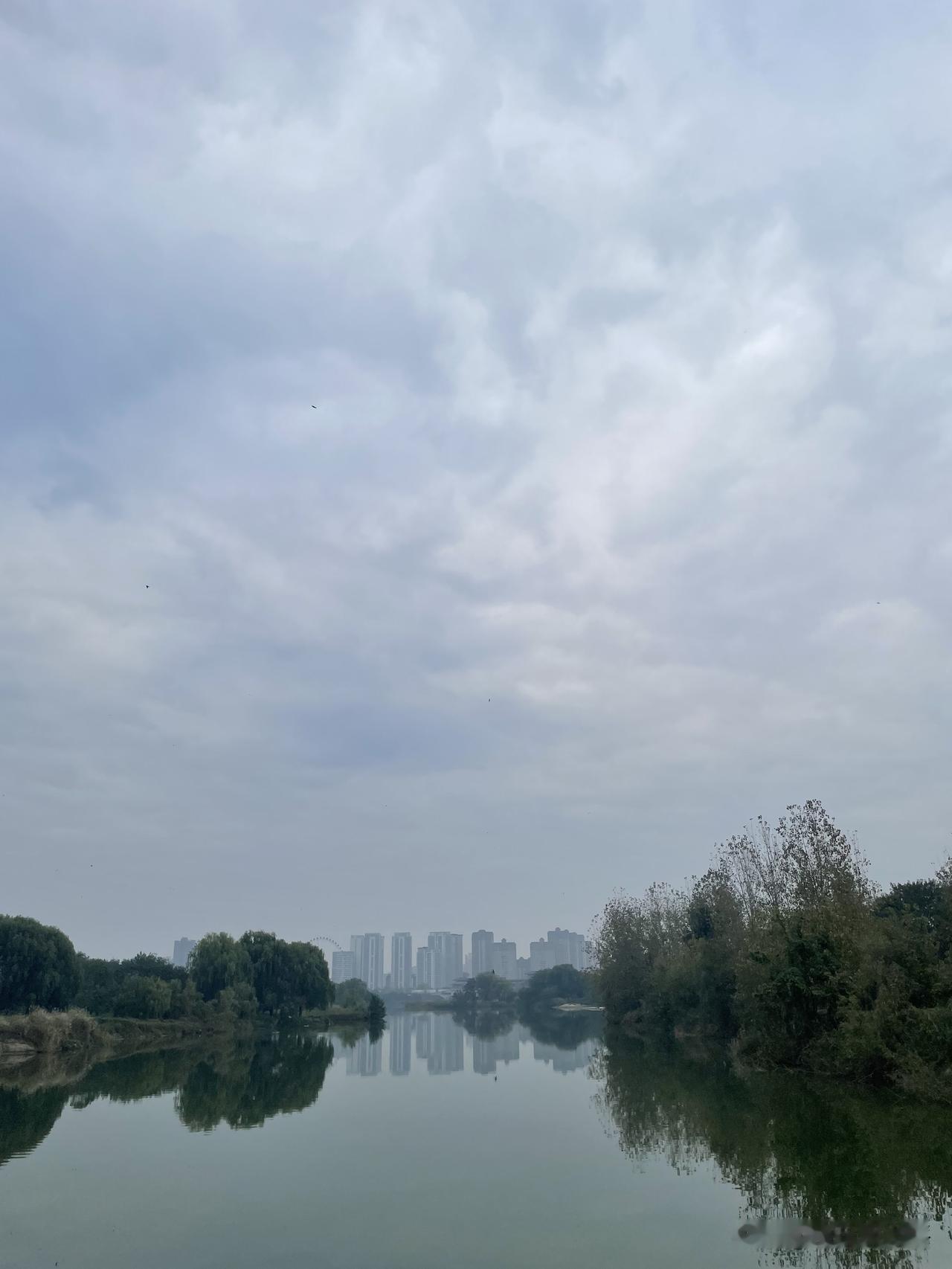 天天有雨，雨停了也是阴沉沉的，这样的天气，真挺影响心情的，满是压抑感。