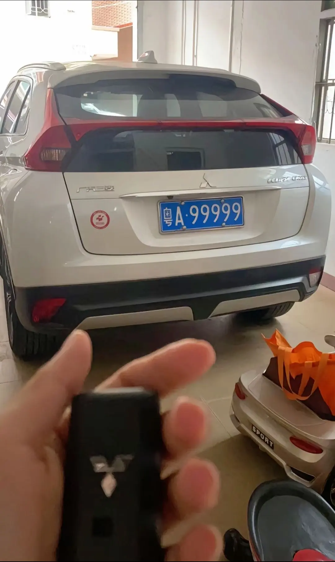 广州粤A99999 在三菱汽车 坐这车的人一般茅台自己买  上大热门